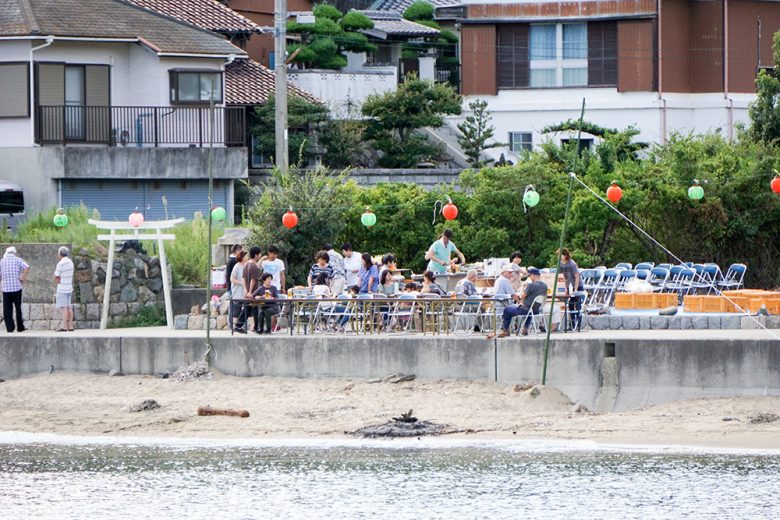 海のすぐ近くで行われる「納涼祭ビアガーデン」