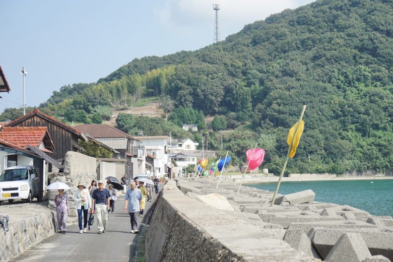 シシ垣から浜道を沿って「堀越暮らしの写真展」へ